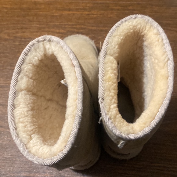 UGG Classic Short w cute design! Size 6 - Picture 8 of 11